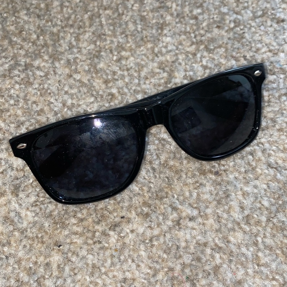 Assorted Sunglasses - Picture 10 of 12